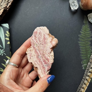 Tranche de rhodochrosite polie | Cristal rose naturel | Pierre de guérison émotionnelle | Rhodochrosite argentine | Spécimen minéral unique