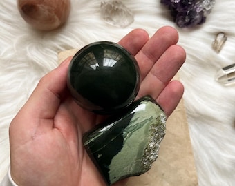 Seltene Sibirische Jade Kugel mit Ständer | Seltene Nephrit-Kristallkugel | Handgefertigte Polierte Jade | Einzigartiges Dekor Geschenk | Hochwertiger Nephrit