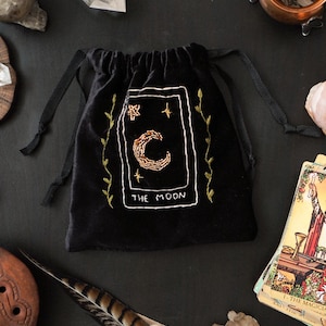 Sac de tarot en velours | brodée à la main « La lune » | Pochette en cristal Witchy | Sac à cordon mystique | Rangement pour cartes de tarot | Cadeau pour sorcière