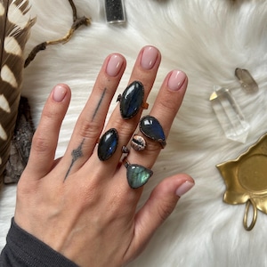 Anillo de labradorita de cobre electroformado: joyería ajustable y llamativa