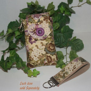 Peut inclure: Un étui de téléphone à motifs floraux avec une fermeture à bouton violet et un porte-clés assorti. L'étui a un fermoir argenté et le bracelet a une sangle beige. Le texte "Each item sold Separately" est visible.