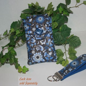 Peut inclure: Un étui de téléphone à motifs floraux bleus et un porte-clés assorti. L'étui a une fermeture à bouton et un fermoir argenté. Le bracelet a une sangle en tissu bleu et un porte-clés argenté. Le texte "Each item sold separately" est visible.