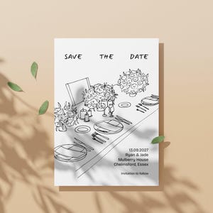 Pode incluir: Desenho a preto e branco de uma mesa de casamento. As palavras "SAVE THE DATE" estão no topo. A data, os nomes, o local e "Invitation to follow" são impressos abaixo da mesa.