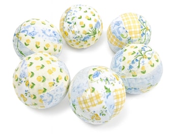 Set di 6 palline avvolte in tessuto azzurro pastello e giallo, ideali per riempire ciotole in primavera ed estate, perfette come decorazioni per la casa, ciotole, vassoi, vasi e lanterne.
