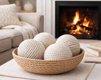 Lot de 4 boules décoratives neutres emballées dans une corde | Garnitures de bol beige crème | Décoration d'intérieur côtière de ferme | Décoration de table d'entrée