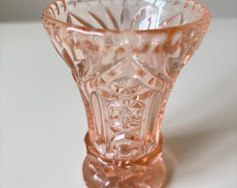 ポーランドの Zabkowice Glassworks による、かわいらしい小さなピンク (ピーチ) のプレスガラス花瓶。高さ 10.5 cm。
