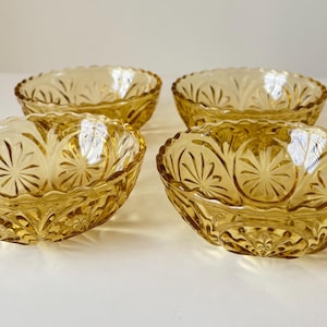 Ensemble vintage de 4 bols à fruits/croustilles/collations médaillon ambré en verre ambré de 11 cm de diamètre. Excellent état.