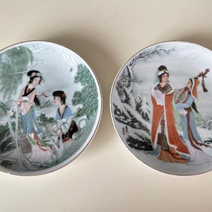 Paar kleine Vintage japanische Geisha Lady Girl Schöne und dekorative handbemalte Teller, signiert und markiert. 15 cm Durchmesser.