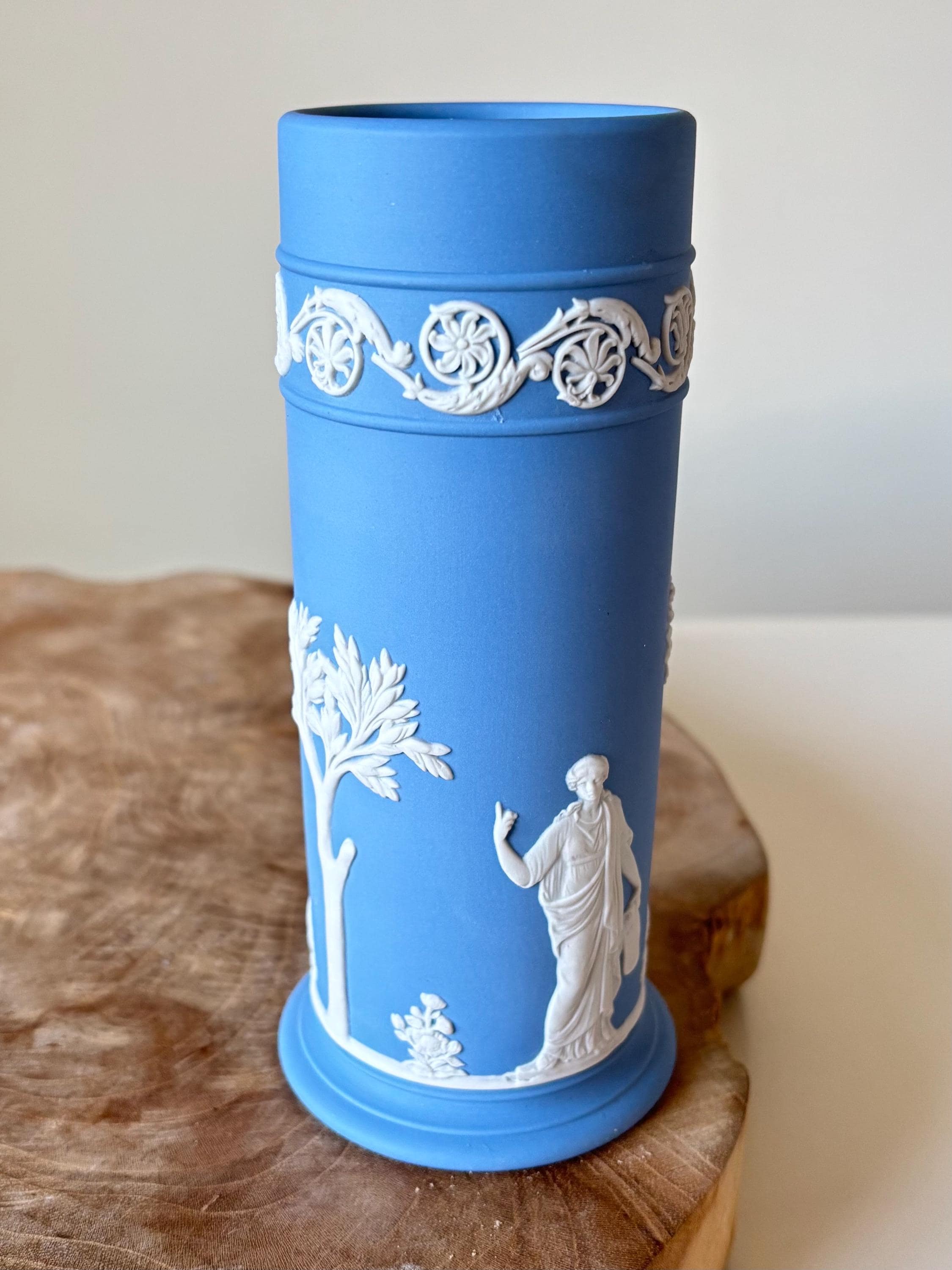 ウエッジウッド 青い陶器の浮彫り花瓶 高さ約20cm ウェッジウッド