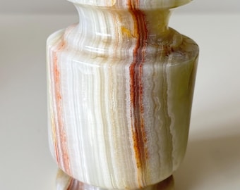 Piccolo vaso vintage in marmo onice verde naturale, lucidato e intagliato a mano. 741 g, altezza 11 cm.