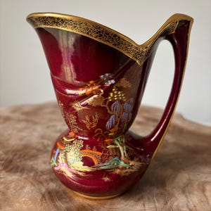 Sällsynt antik krona Devon Fieldings England, Red Rouge Royale Lustre, Temple Gardens-mönster kanna/kanna 13 cm hög. Blomsterpagod, Mikado.