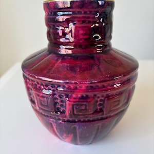 Vase antique très rare en faïence de la couronne ducale, vers 1920, bel effet avec des couleurs framboise marbrée et cerise, fabriqué en Angleterre 16 cm de haut