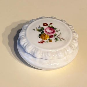 Vintage Coalport Floral Miniature Fine Bone China Lidded Trinket Dish / Bowl, Ring / Earrings Jewellery Storage Made In England.