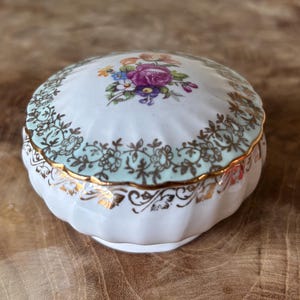 Caja/recipiente para joyas/baratijas redonda con tapa dorada, diseño floral de porcelana fina PM Porzellanfabrik Martinroda, fabricada en Alemania.