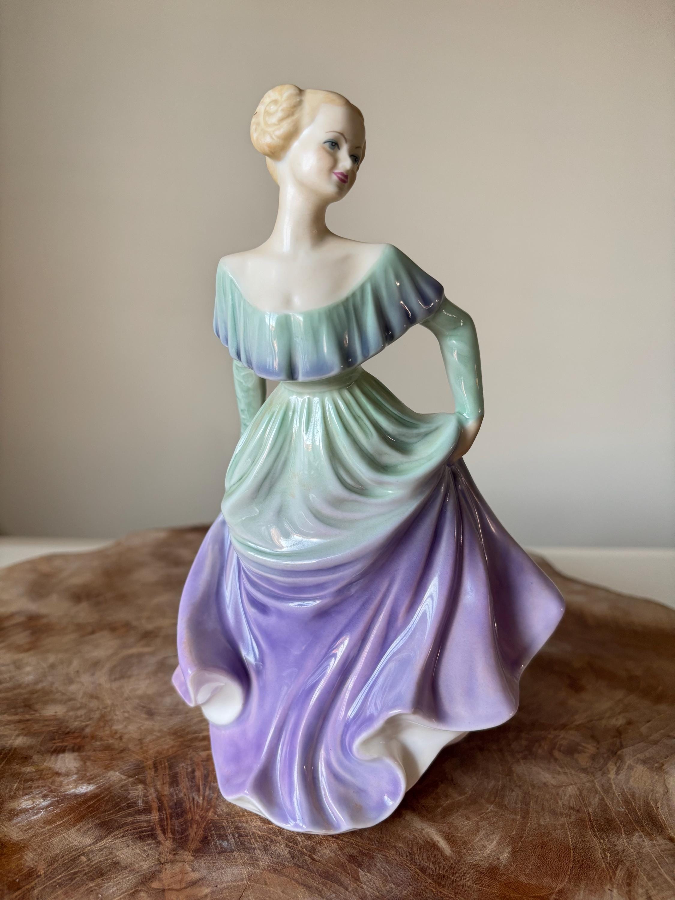 COALPORT　紫と白の女性像 置物 Ltd. Replacements, | Year The of Elegance-Figurine of Age Coalport, 置物