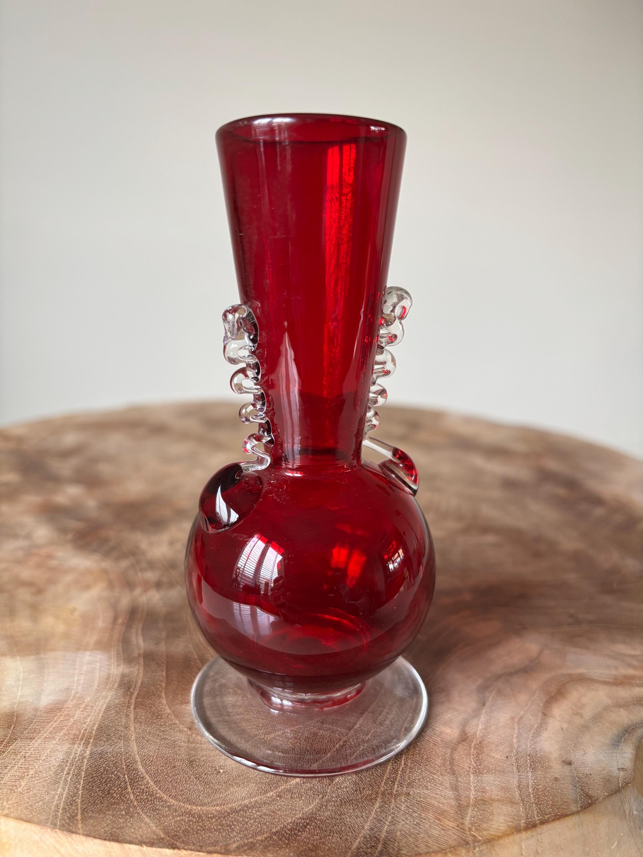 ヴィンテージの小さなルビーレッドのアートガラスの花瓶。両側に透明な