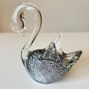Cigno in vetro di Murano vintage trasparente con un tocco di verde con corpo effetto screpolato nero e argento, ornamento/statuina solida