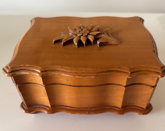 Vintage gesneden houten muziekdoos met Zwitsers uurwerk, met de hand aangezwenkt, fluwelen binnenkant. Volledig werkend. Speelt jubileumwals - Golden Earring.