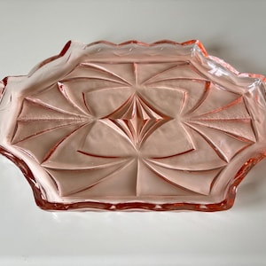 Conjunto de penteadeira e bandeja de vidro rosa Sowerby 2638, estilo Art Déco, muito bonito, da década de 1930.