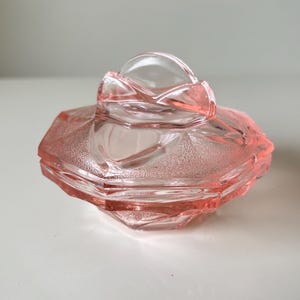 Conjunto de penteadeira de vidro rosa Sowerby 2638 Art Déco muito bonito dos anos 1930 com tampa, pote/jarra/tigela para pratos