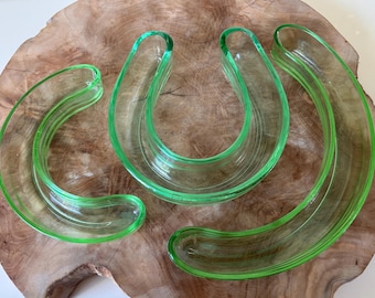 Antike c1930 Englisch Art Deco Bagley Set mit 3 grünen Glas Blumen Posy Bowl / Blütentrog, 2 gebogene und ein Hufeisen, Vintage Vasen Tabletts.
