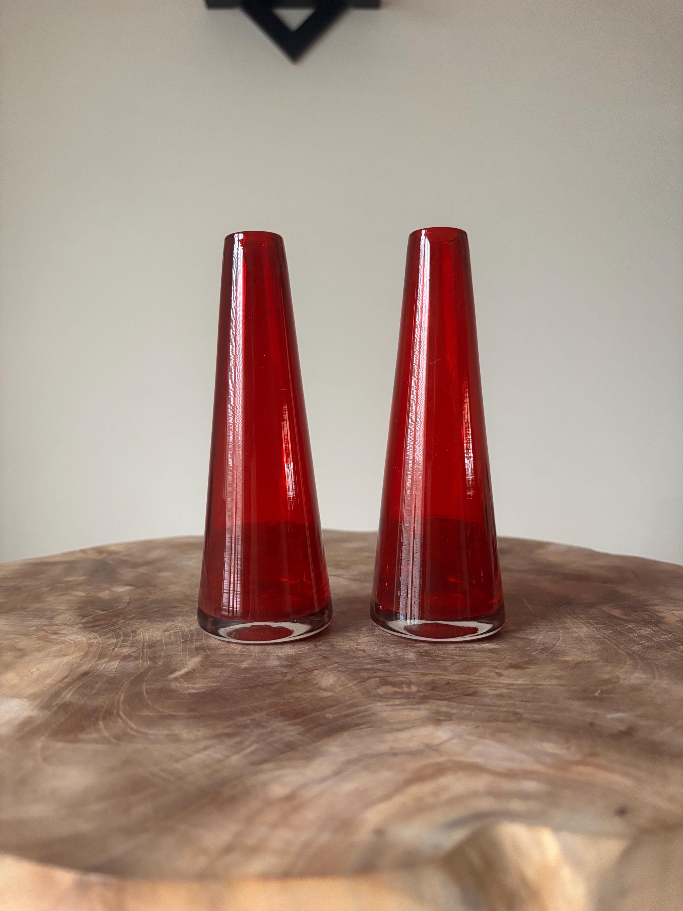 小さなビンテージ ルビーレッドの円錐形ガラス花瓶 2 個、透明ベース