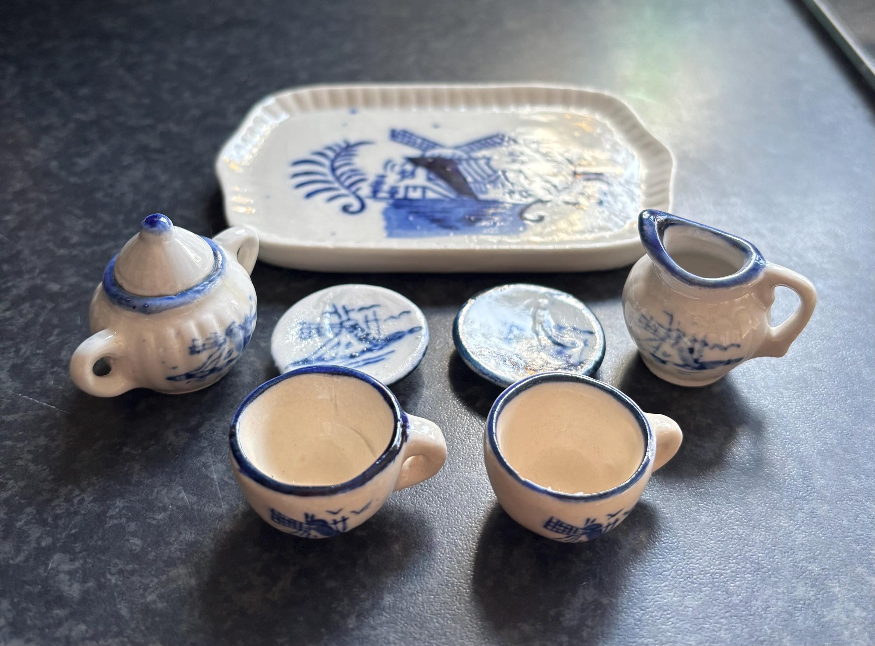 ビンテージデルフトスタイルの青と白の陶器のミニチュアティーセット 