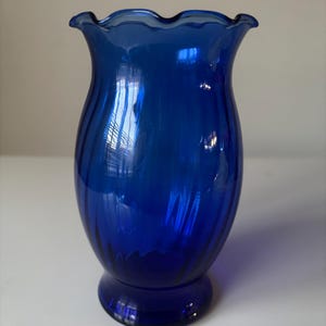 Vintage cobalt blue glass vase with a ruffled rim and a subtle swirl pattern, scalloped ruffle top. 17cm tall.