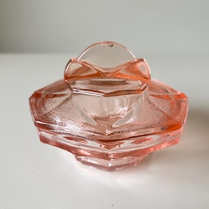 Conjunto de penteadeira de vidro rosa Sowerby 2638 Art Déco muito bonito dos anos 1930 com tampa, pote/jarra/tigela para pratos