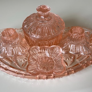 Lindo conjunto completo de penteadeira de vidro vintage Crystalor England Pink (pêssego claro), 5 peças, bandeja, porta-velas e prato para anéis.