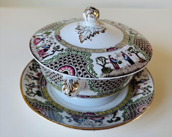 Prachtige antieke porseleinen Adderleys 'Nankin'-terrine uit 1906-1926, serveersaus/jus met deksel, schaal met deksel en dienblad. Reg.nr. 645056.