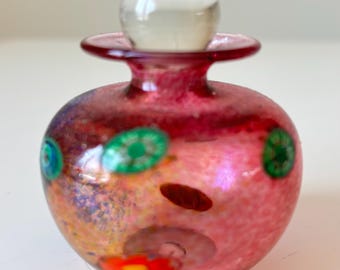 Vintage MCM Murano Millefiori Style Studio Glas Parfüm Duftflasche - Rosa Glas mit Blauer Spritzer & Canes mit einem klaren Stopfen.