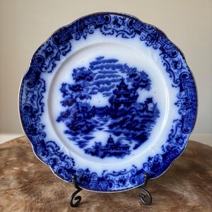 Mycket sällsynt antik "Geisha" av F & Sons (Thomas Ford) England, Flow Blue Transferware-tefat, japansk pagod, bro, trädgårdsscen, ca 1893
