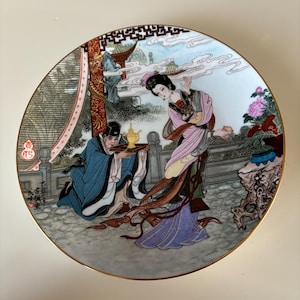 Vintage japanische Geisha Lady Girl Schöne und dekorative handbemalte Platte, signiert und markiert. Exzellenter Zustand.