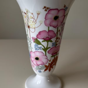 Vintage English Wedgwood ‘Meadow Sweet’ Bone China Vase In Very Good Condition. 17cm tall. Pottery Made In England.
