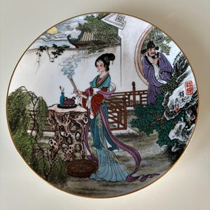 Vintage japanische Geisha Lady Girl Schöne und dekorative handbemalte Platte, signiert und markiert. Exzellenter Zustand.