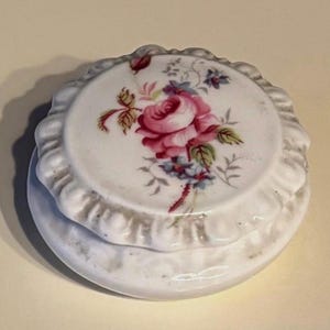Vintage Coalport Shrewsbury Floral Miniature Fine Bone China Lidded Trinket Dish / Bowl, Ring / Earrings Jewellery Storage Made In England.