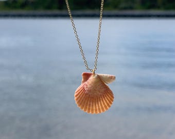 Collar de concha de vieira al amanecer