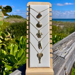 Collier doré à pendentif océanique