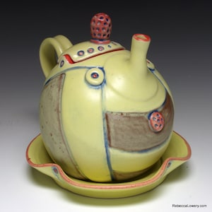 Teiera in ceramica con bottone giallo con coperchio a sonaglino e piattino, stravagante teiera in gres fatta a mano