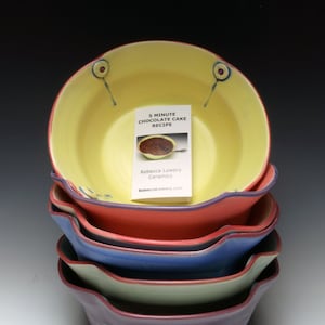 Ceramiczna miska do pieczenia ciasta w mikrofalówce z przepisem na ciasto czekoladowe w 5 minut