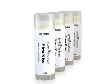 First Kiss Solid Parfym Stick: Fräsch, lätt, fruktig och blommig doft (0,15 oz)