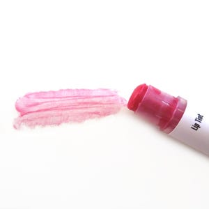 Liptint glazen slipper: roze-paarse ondertoon, vochtinbrengende balsem