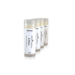 Pu&ograve; includere: Tre tubetti bianchi di profumo solido, ognuno etichettato con il testo "SIMPLE Traditions" e il nome del profumo. Il primo tubetto &egrave; etichettato "Lilac" e misura 0,15 oz.