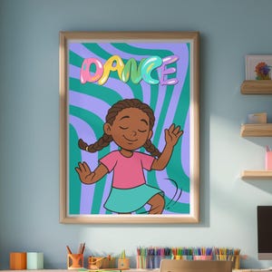 Könnte beinhalten: Ein gerahmter Kunstdruck mit einem tanzenden Cartoon-Mädchen mit dem Wort "DANCE" in bunten Buchstaben. Das Mädchen trägt ein rosa Oberteil und einen türkisfarbenen Rock vor einem wirbelnden grünen und lila Hintergrund. Der Druck hängt in einem Kinderzimmer.