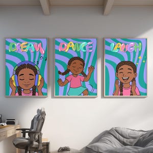 Könnte beinhalten: Drei gerahmte Kunstdrucke mit den Wörtern "DREAM", "DANCE" und "LAUGH". Jeder Druck zeigt ein Cartoon-Mädchen mit einer anderen Pose und einem anderen Ausdruck vor einem wellenförmigen Hintergrund. Das Farbschema umfasst Lila, Türkis und Rosa.