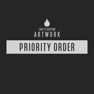 Könnte beinhalten: Eine schwarz-weiße Grafik mit einem Flammensymbol und dem Text "LUKE'S CUSTOM ARTWORK" über dem Text "PRIORITY ORDER" in einem grauen Rechteck.