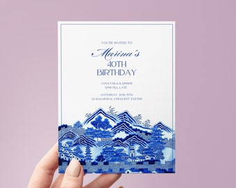 Op de afbeelding: Een blauwe en witte uitnodigingskaart met een Chinees geïnspireerd ontwerp. De tekst luidt "You're invited to Marina's 40th Birthday. Cocktails & Dinner 5pm till late. Saturday, June 15th. 23 Balmoral Crescent, Exeter."