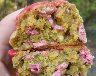 Recette de biscuits aux fraises et aux noix de macadamia au matcha