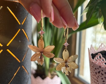 Beige Epidendrum Nordic Fire orchid earrings, 18k gold
